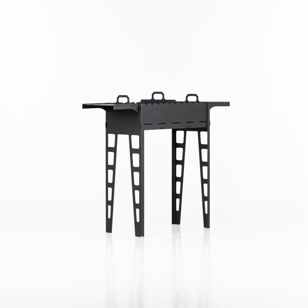 Funktsionaalne külgriiulitega kokkupandav grill.